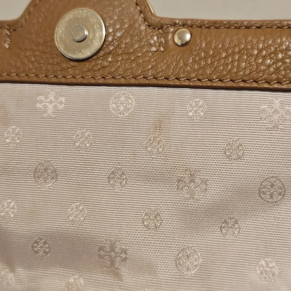 Tory Burch Amanda Tan Pebbled Leather Crossbody Bag Clutch Gold Logo